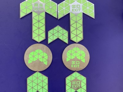 地铁蓄光标识定制 站台自发光不锈钢箭头导向